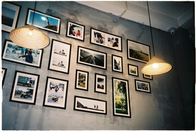 Így rendezhetjük el a kedvenc képeinket a nappali falán