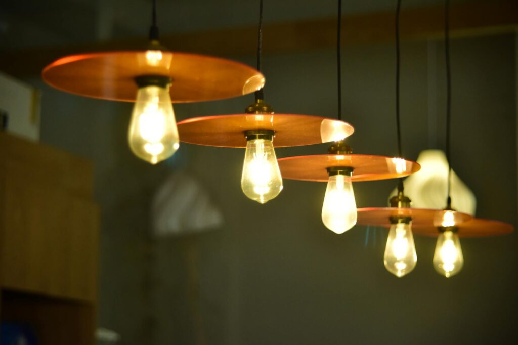 Így tehetjük barátságosabbá az otthonunkat a megfelelő fények kiválasztásával